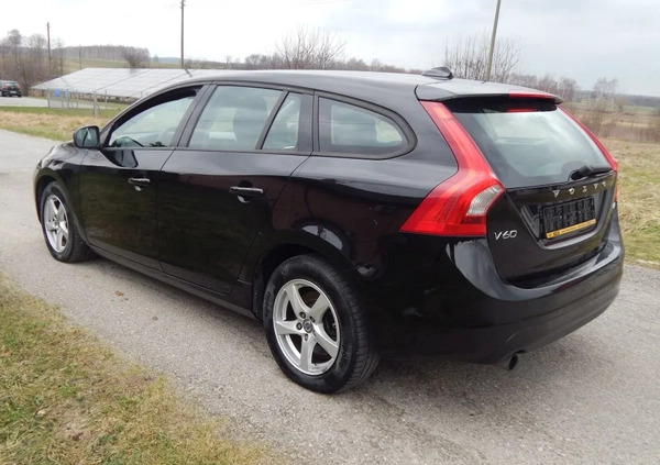 Volvo V60 cena 33900 przebieg: 219000, rok produkcji 2014 z Drohiczyn małe 121